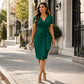 Abito da donna elegante a V con balze e drappeggio