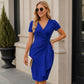 Abito da donna elegante a V con balze e drappeggio
