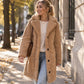 Cappotto da donna caldo in pelliccia con colletto a revers e bottoni