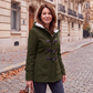 Cappotto invernale da donna con cappuccio e bottoni a fibbia